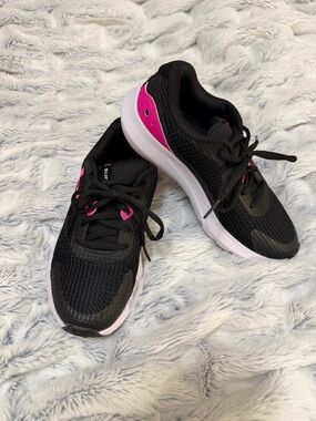 Under Armour Surge Women's Black and Hot Pink Athletic Sneakers Sz 6.5